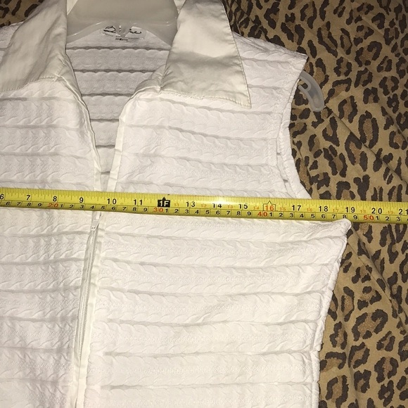 B. Mine size large white textured sleeveless top with collar full zip front - Picture 10 of 12